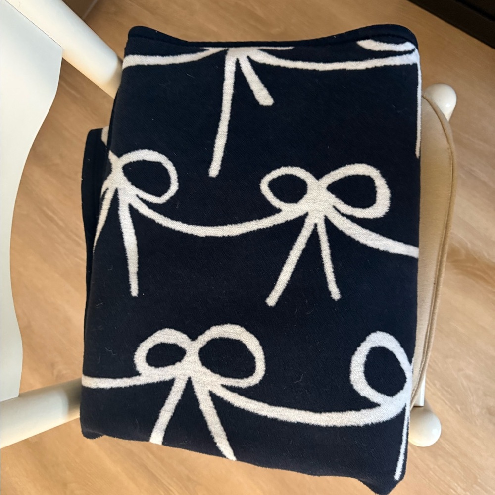 Chappy Wrap Blanket - Navy with White Bow Pattern